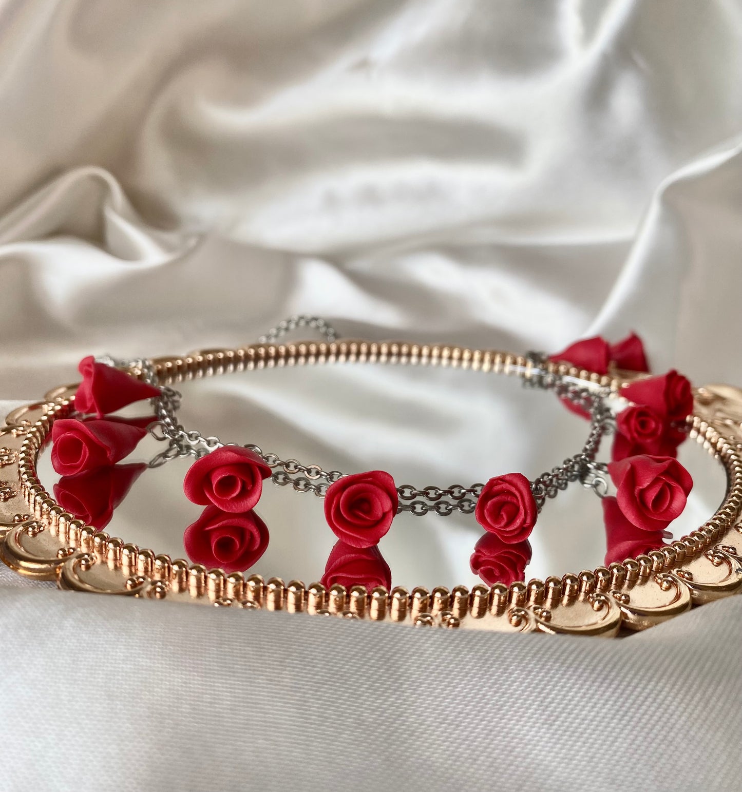 Pathos rose necklace