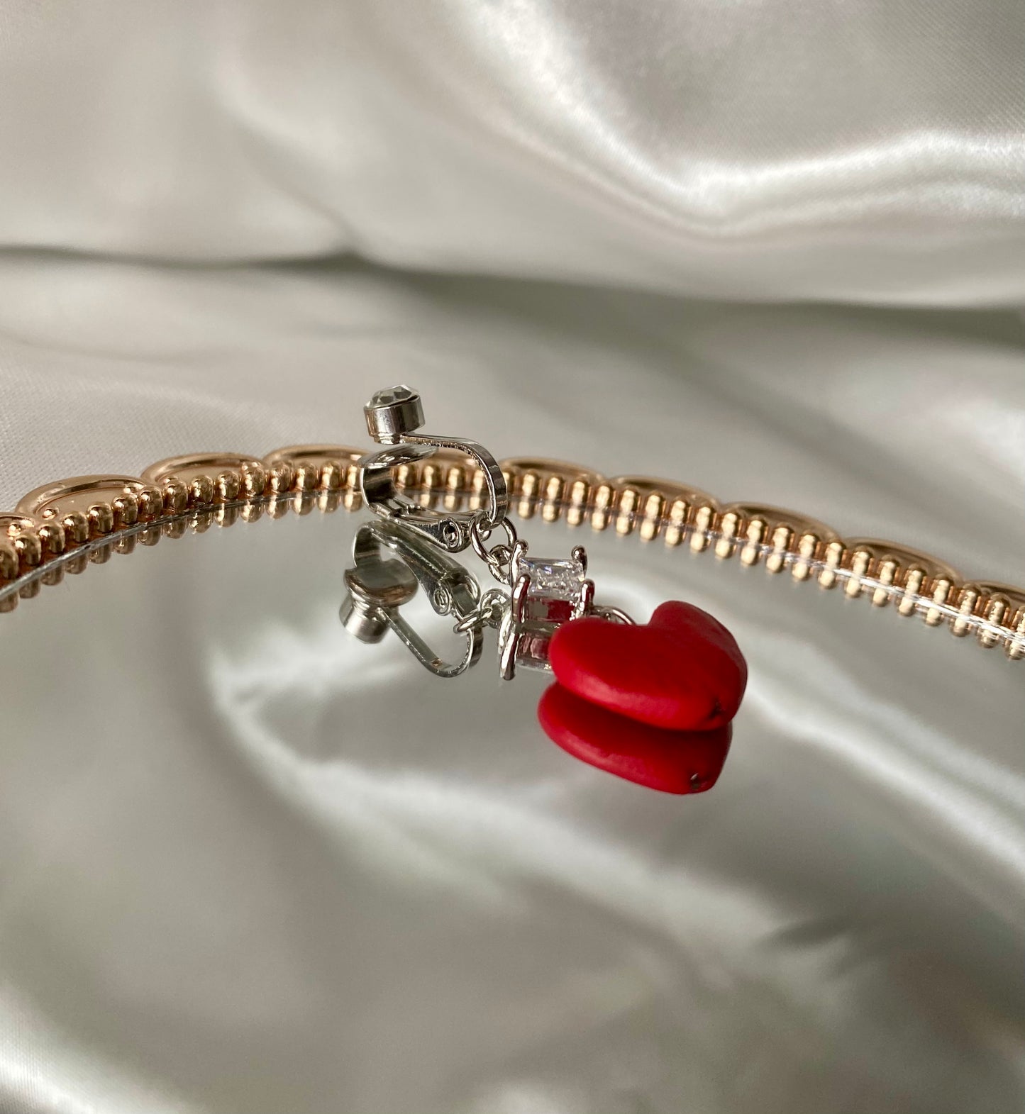 Pathos heart belly faux earring
