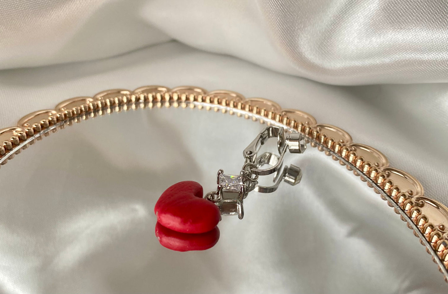 Pathos heart belly faux earring