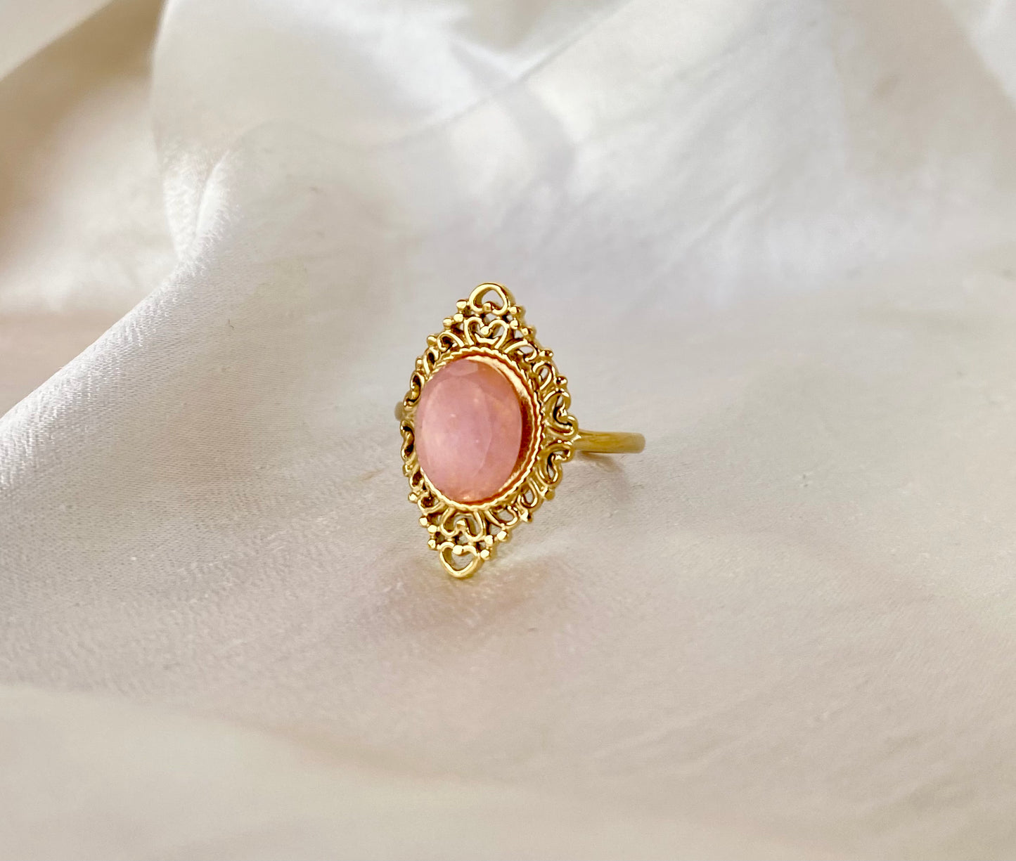 Ατσάλινο επίχρυσο δαχτυλίδι με ροζ ημιπολύτιμη πέτρα