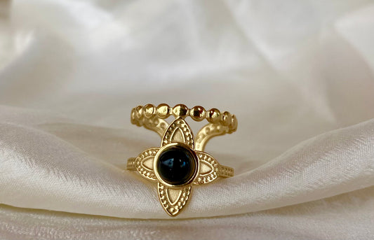 Ατσάλινο επίχρυσο δαχτυλίδι με μαύρη ημιπολύτιμη πέτρα και σχέδιο σταυρό