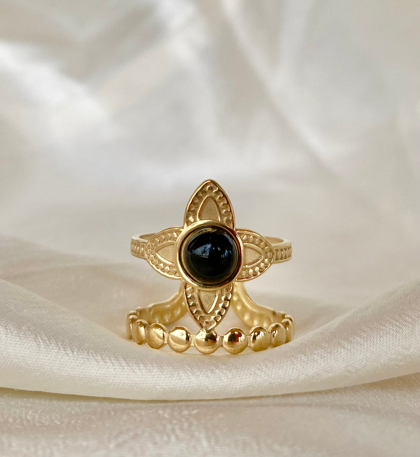 Ατσάλινο επίχρυσο δαχτυλίδι με μαύρη ημιπολύτιμη πέτρα και σχέδιο σταυρό