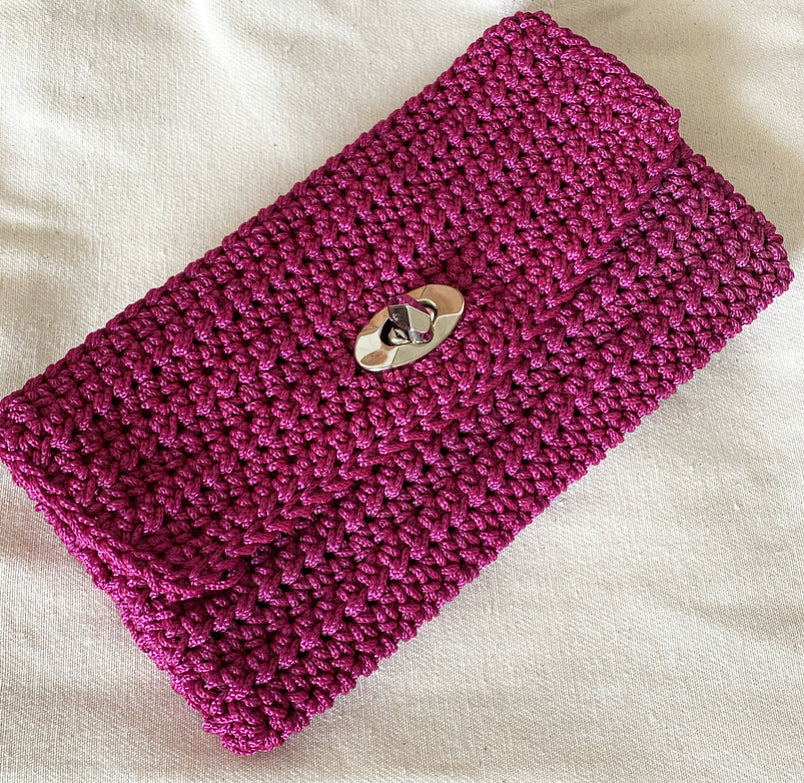 Χειροποίητη πλεκτό τσαντάκι – πορτοφόλι σε φούξια χρώμα με κούμπωμα
